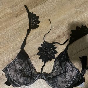 Victorias Secret collar optional very sexy bra